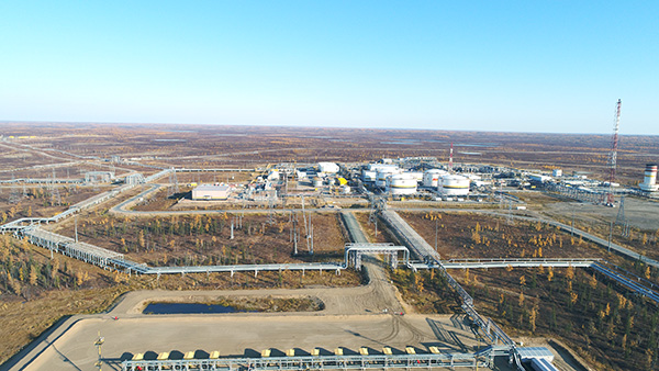 Куст газового месторождения и перерабатывающий завод, аэросъемка