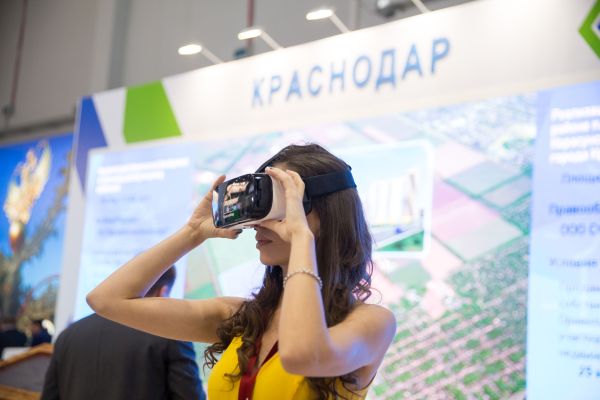 VR презентация. Девушка в виртуальных очках