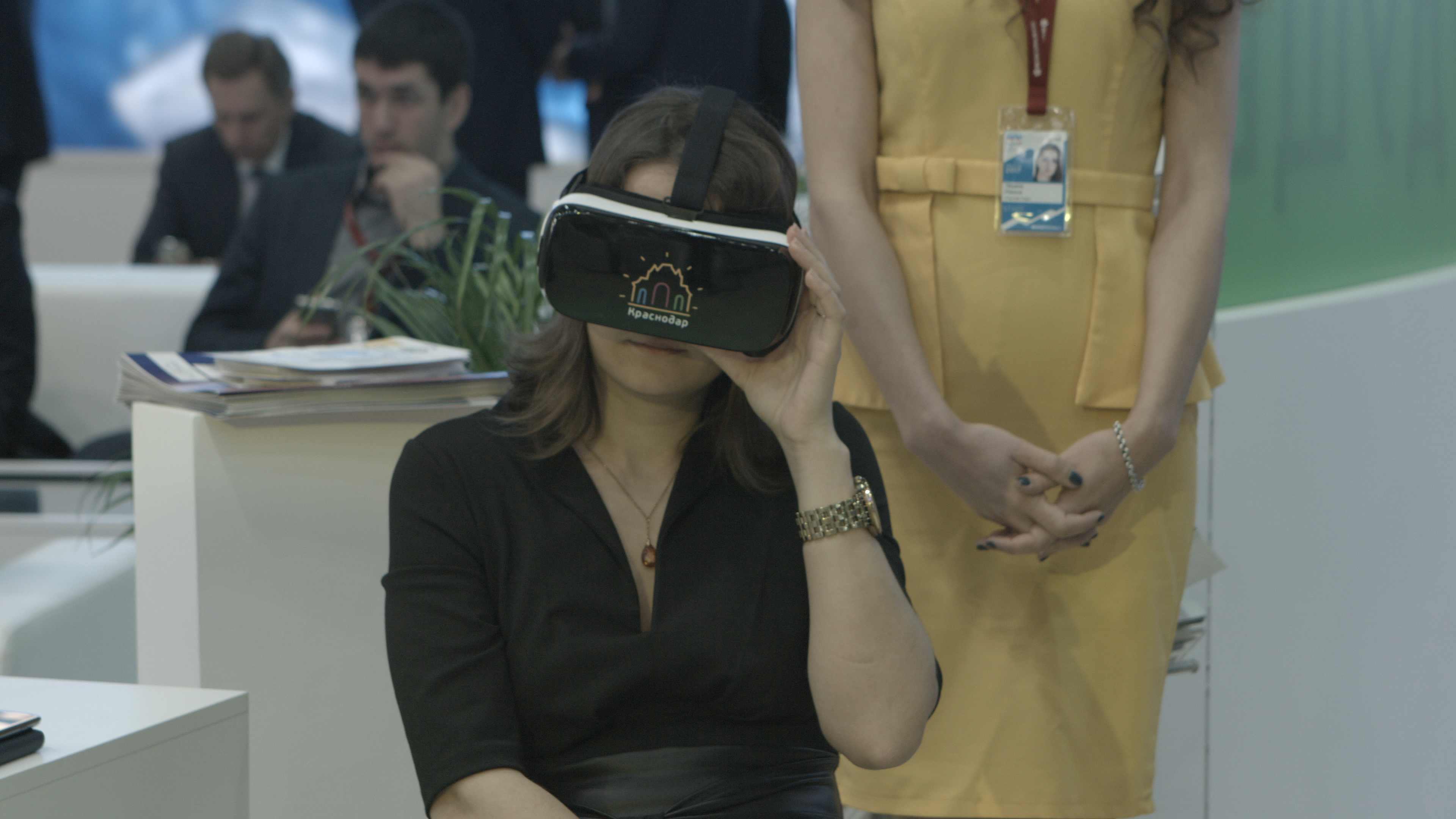 девушка в VR очках